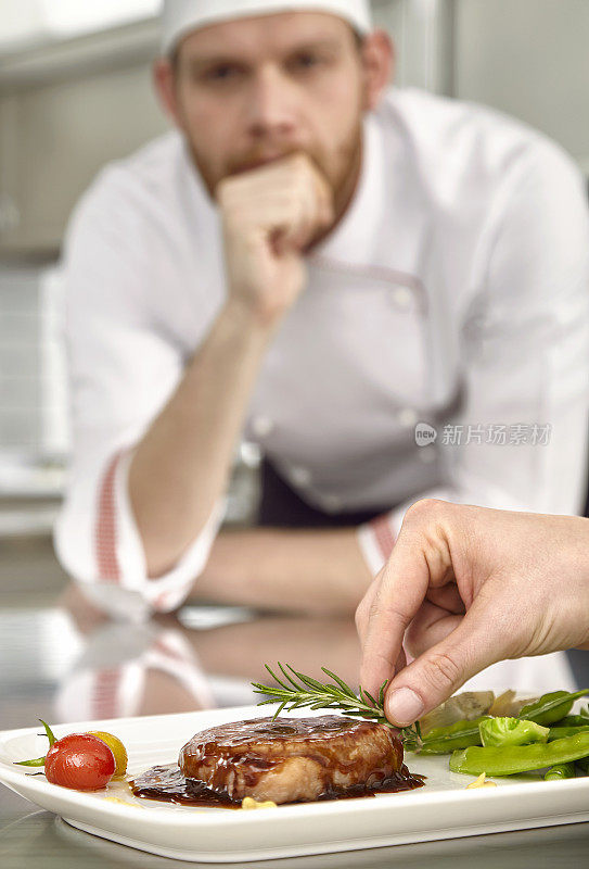 男厨师准备牛排盘