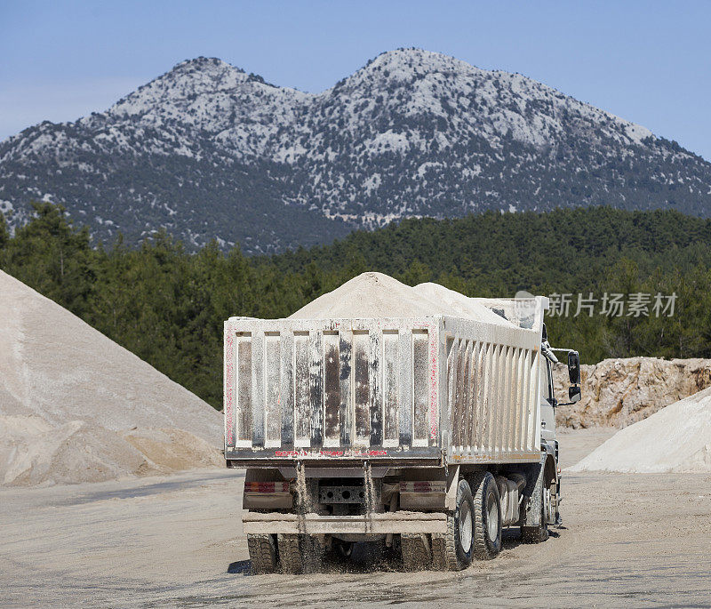 驶离采石场的满载卡车