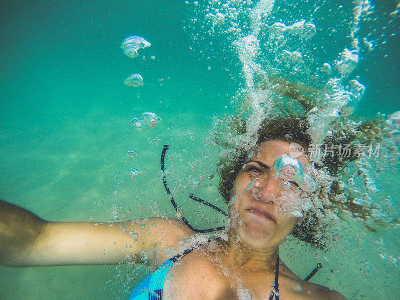 水下女子近距离肖像在海上