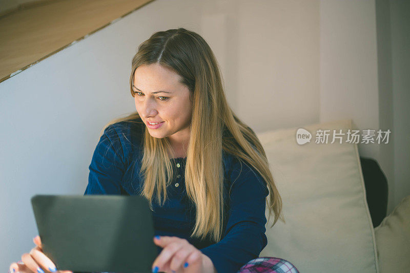 美丽的女人躺在床上