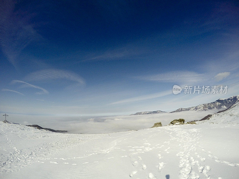 冬天高山被雪覆盖