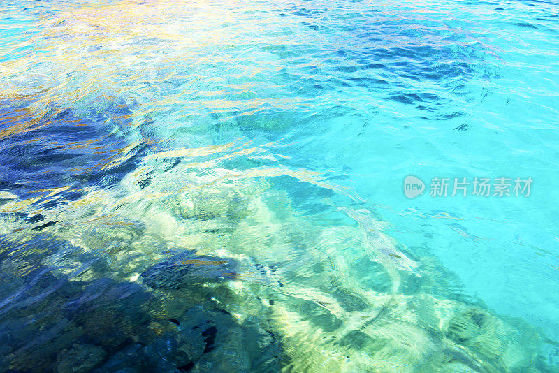 意大利卡拉布里亚的卡波梵蒂冈附近第勒尼安海透明的蓝色和蓝绿色的水