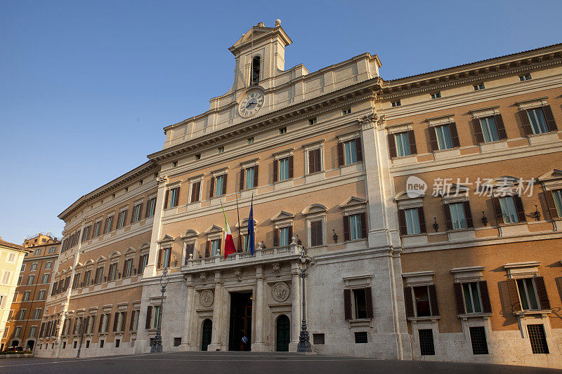 意大利国会大厦位于罗马市中心，阳光明媚，天空湛蓝
