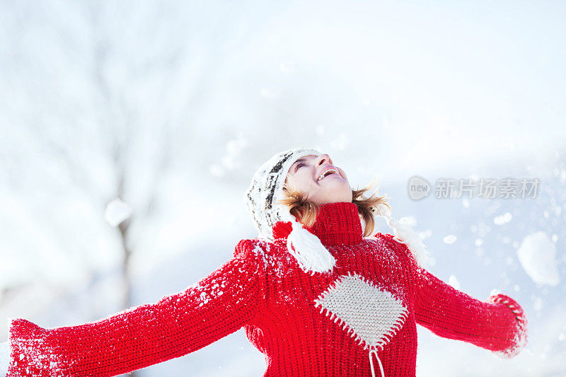 女人享受着冬日和雪景。