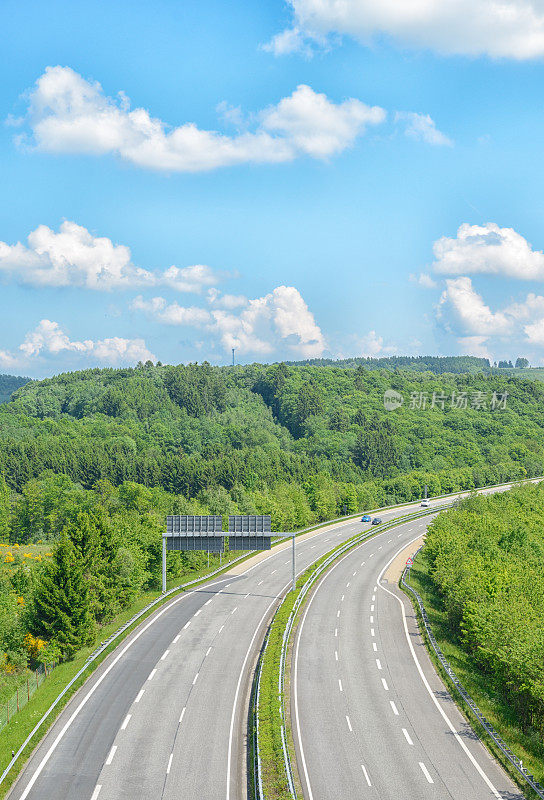 空无一人的高速公路上远处的汽车