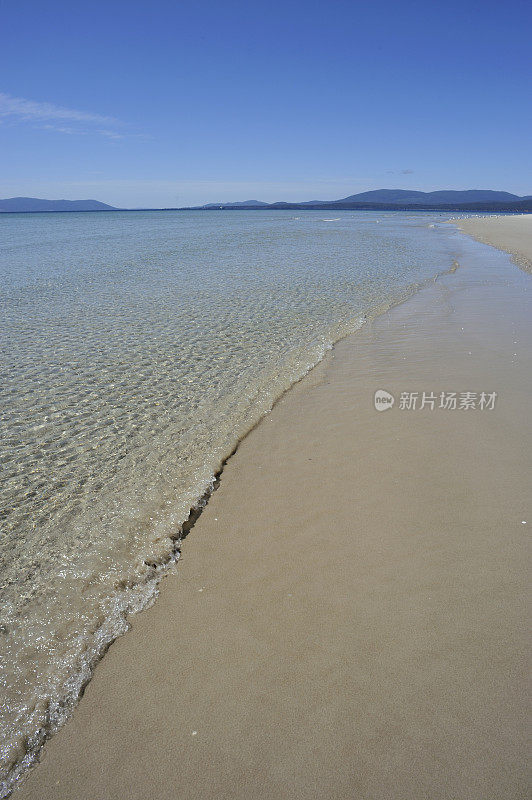 布鲁尼岛的海滩和大海，