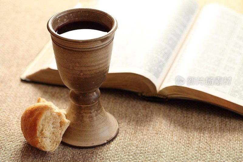 圣餐酒和面包，打开圣经