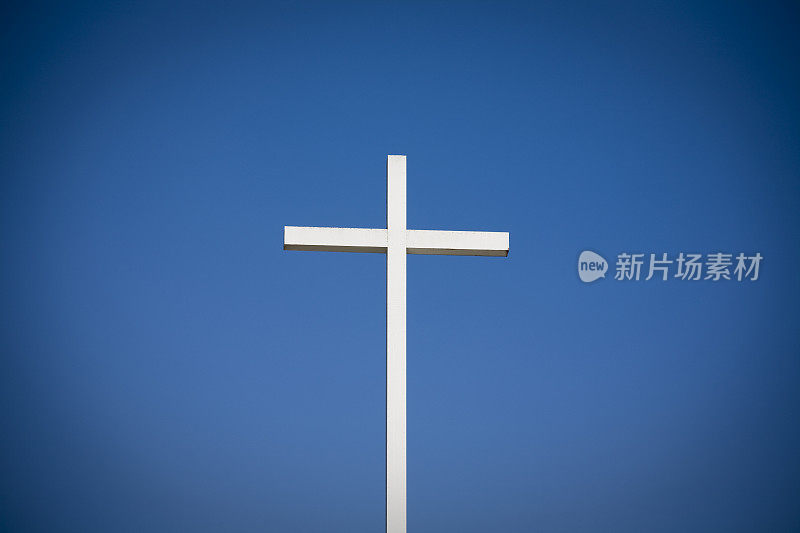 基督十字架和湛蓝的天空