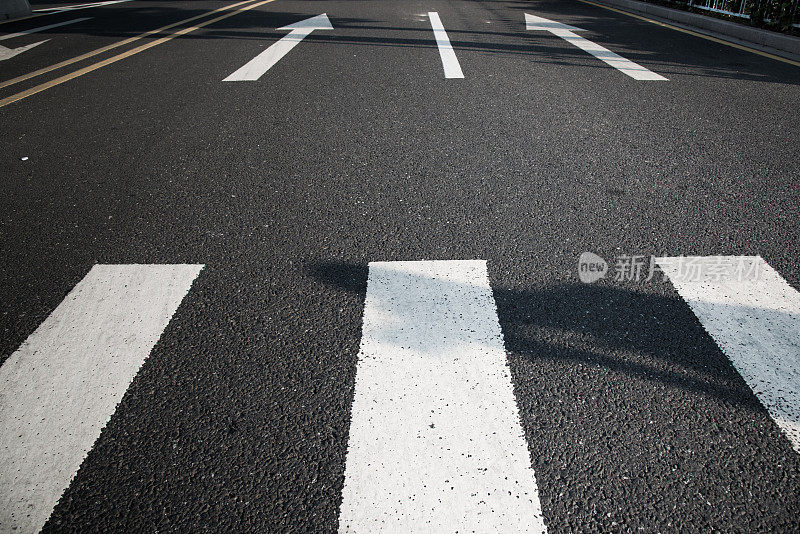 有箭头标志的道路