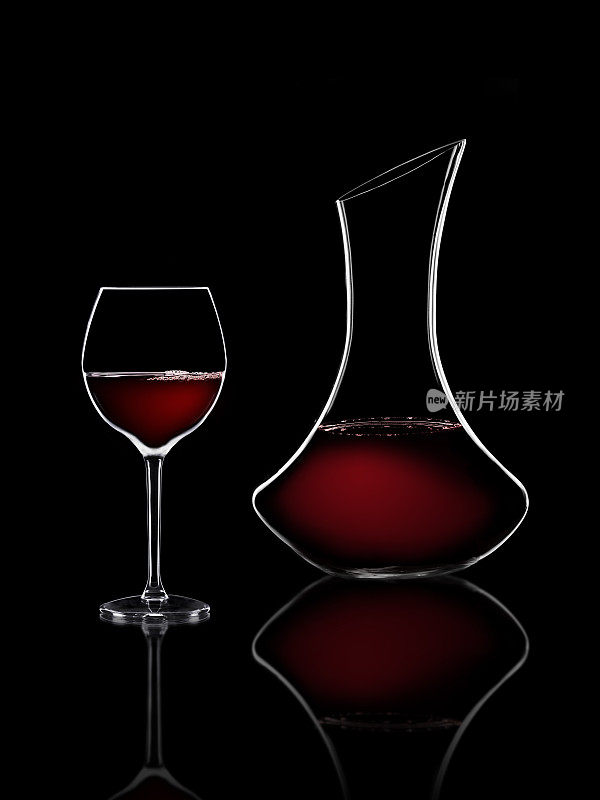 红酒杯和水瓶