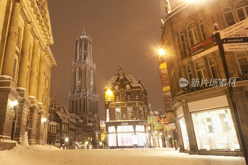 市政厅和大教堂塔在乌得勒支市中心，荷兰