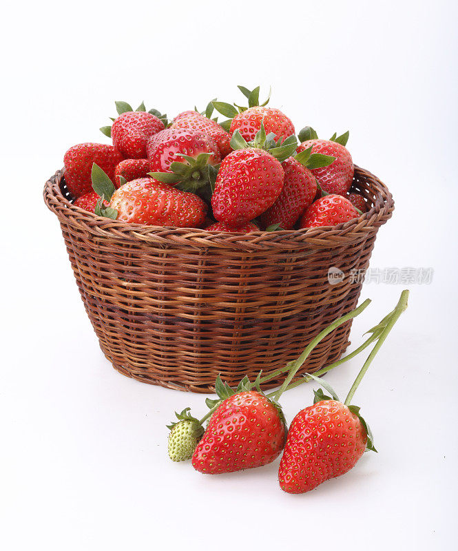 装满成熟草莓的篮子