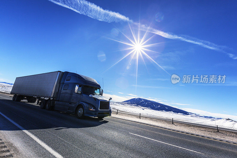 在美国西部高速公路上行驶的太阳耀斑半挂车