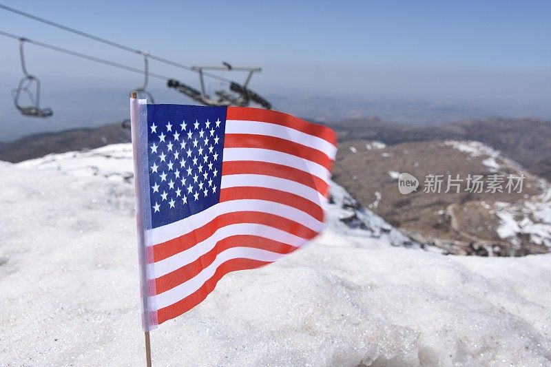 美国国旗在雪中