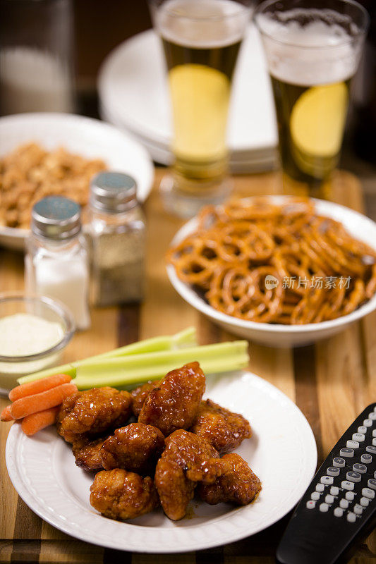 酒吧的食物。小吃,啤酒。开胃菜。辣的鸡翅。