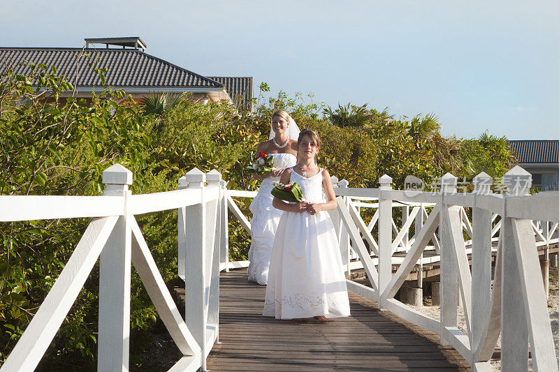 新娘和花童抵达热带岛屿参加婚礼