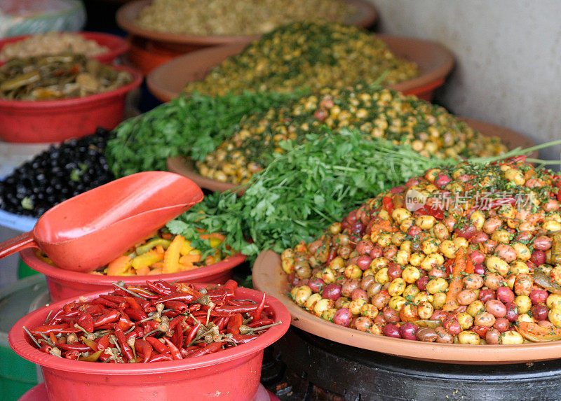 摩洛哥食品市场的橄榄和辣椒摊