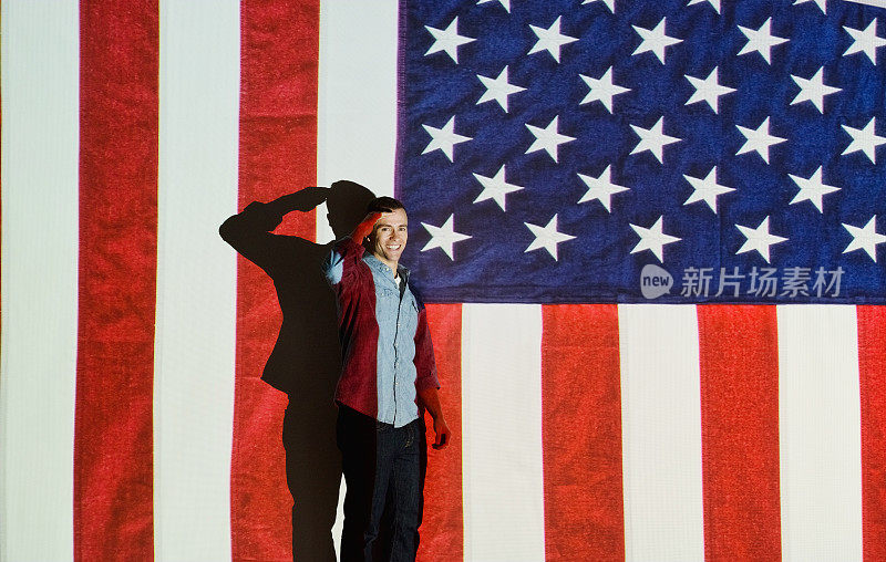 男子向美国国旗敬礼