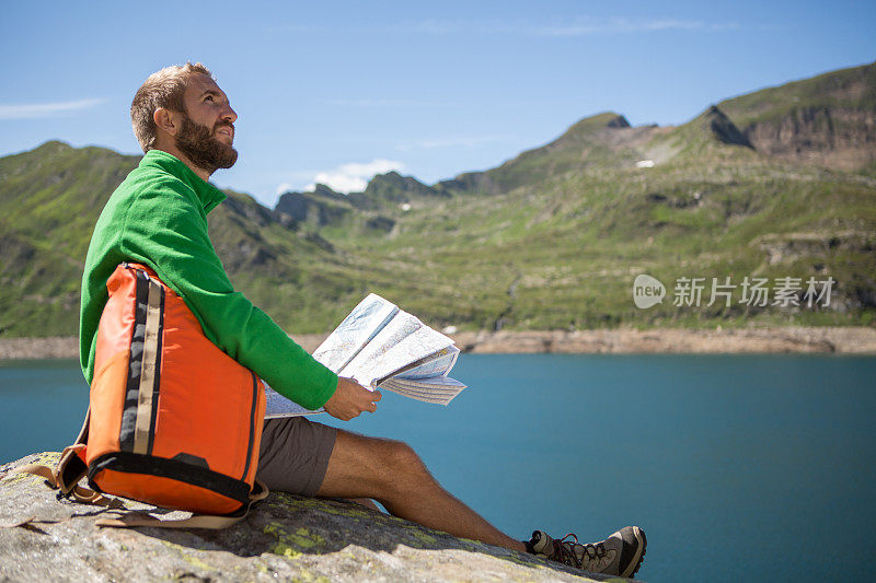 男性徒步旅行者在看地图寻找方向――夏天