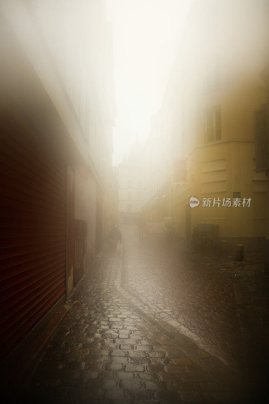 巴黎蒙马特街在暴雨中透过潮湿的镜头拍摄
