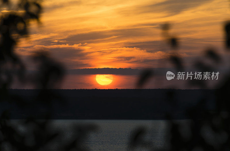 密歇根州上半岛苏必利尔湖岸边的日落