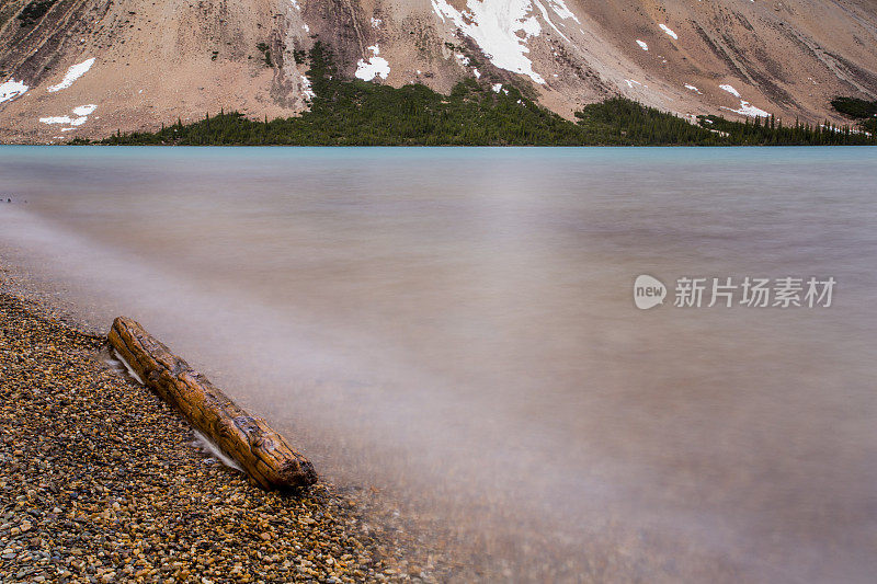 光滑的湖滨