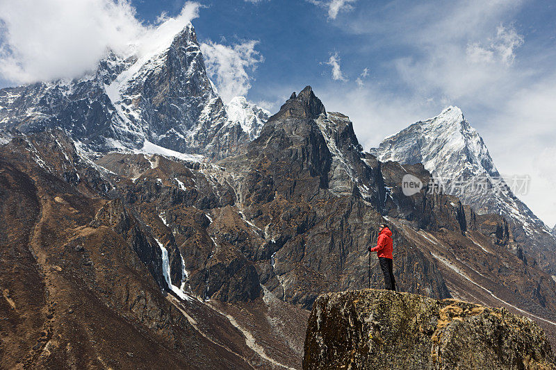 妇女看山，珠穆朗玛峰国家公园