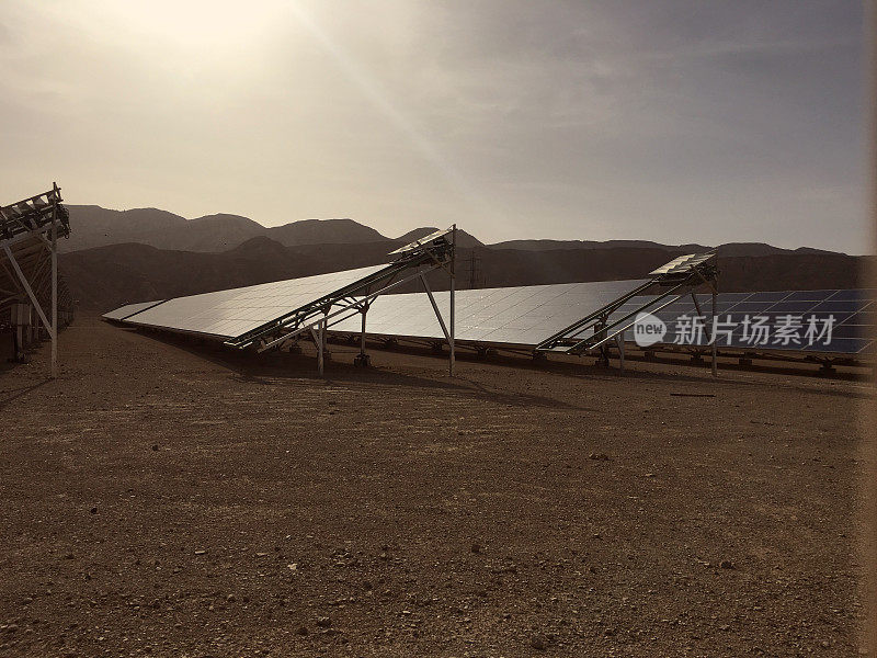 太阳能板在沙漠太阳炎热