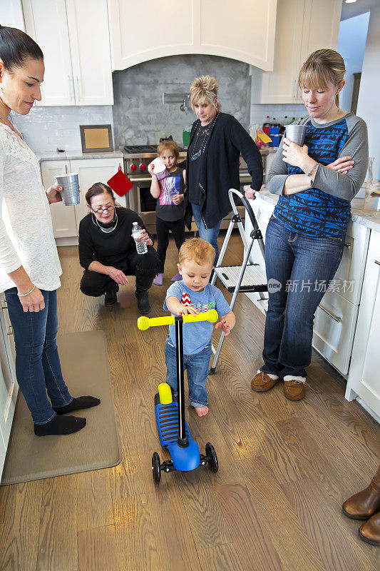 家庭系列:真实情景——孩子在厨房玩滑板车