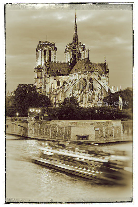 法国巴黎圣母院大教堂的夜晚