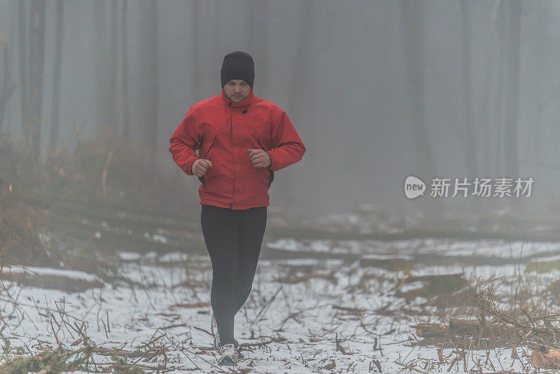 在雪地上奔跑