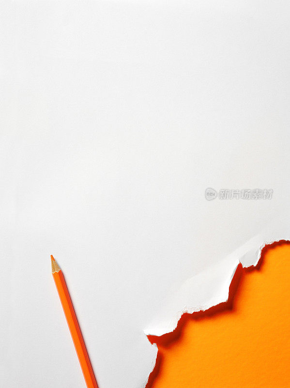 橙色铅笔与橙色和白色的纸