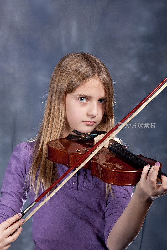 拉小提琴的女孩。