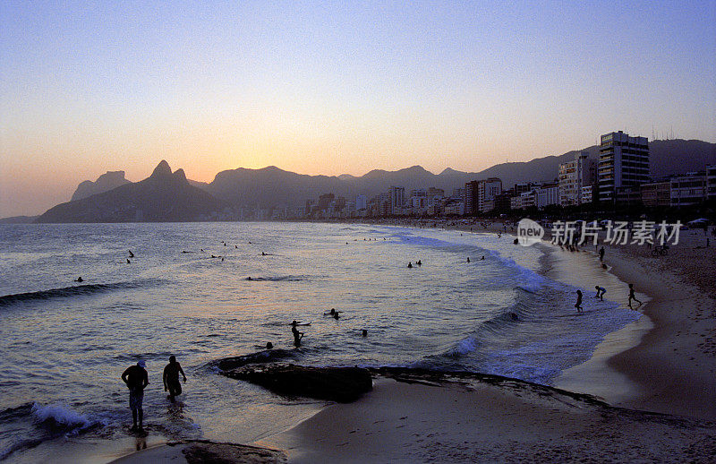 日落在里约热内卢里约热内卢的Arpoador海滩