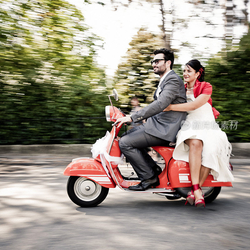 新郎和新娘骑着意大利摩托车