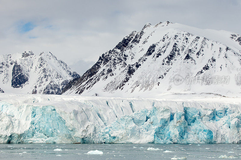 北极斯瓦尔巴特群岛的冰川