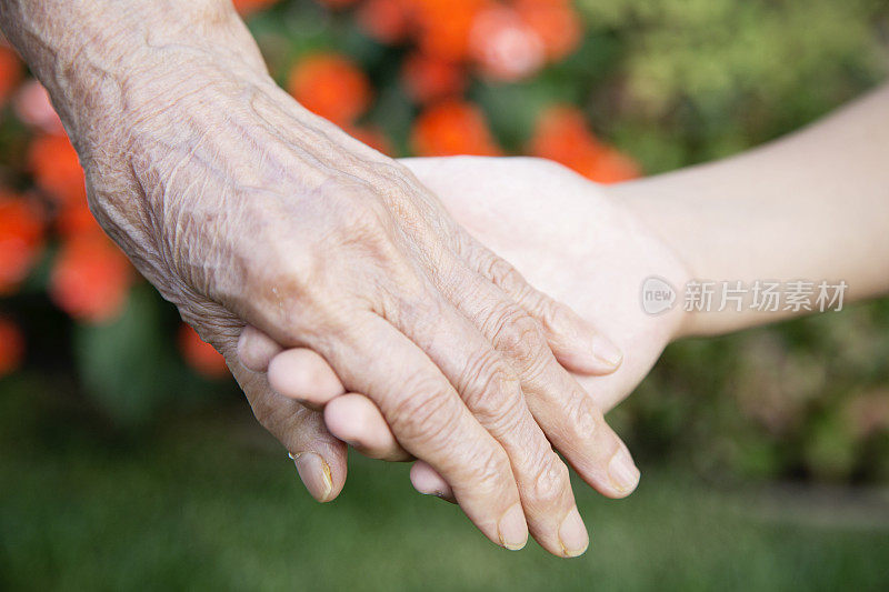 祖母和孙子手牵着手