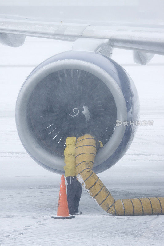 科罗拉多州丹佛国际机场遭遇暴风雪天气