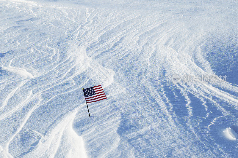 雪景中的美国国旗