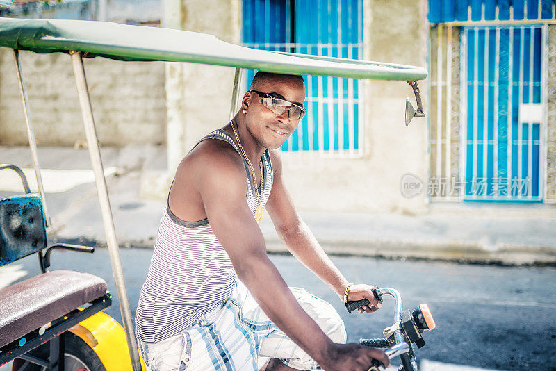 古巴圣地亚哥的古巴自行车出租车司机
