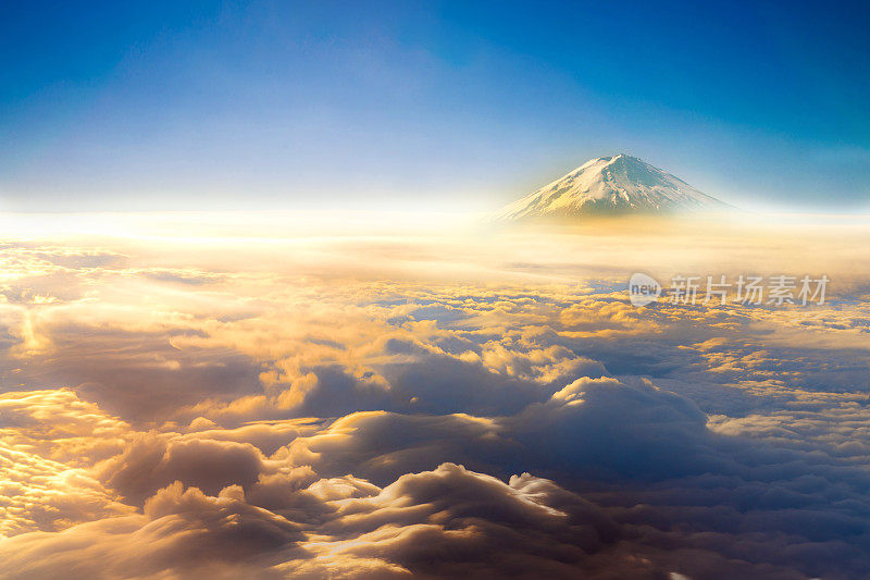 云，天空，富士山。从飞机的窗口观看在云层中飞行的云朵，顶观云海般天空背景，鸟瞰背景，山梨县，日本