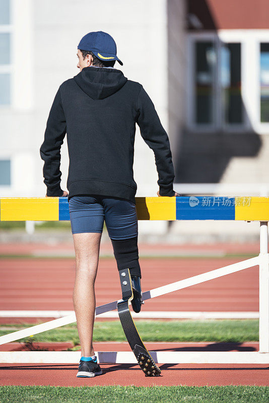 残疾人运动员用假肢伸展四肢。