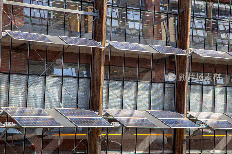 办公大楼前的太阳能电池板