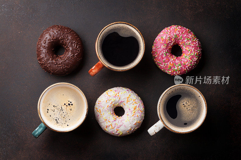 咖啡杯和五颜六色的甜甜圈