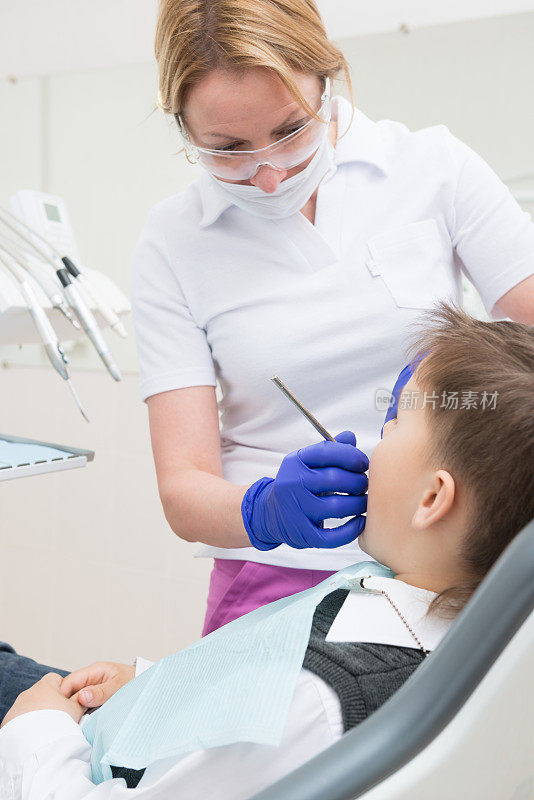 这男孩在牙医那里治疗牙齿