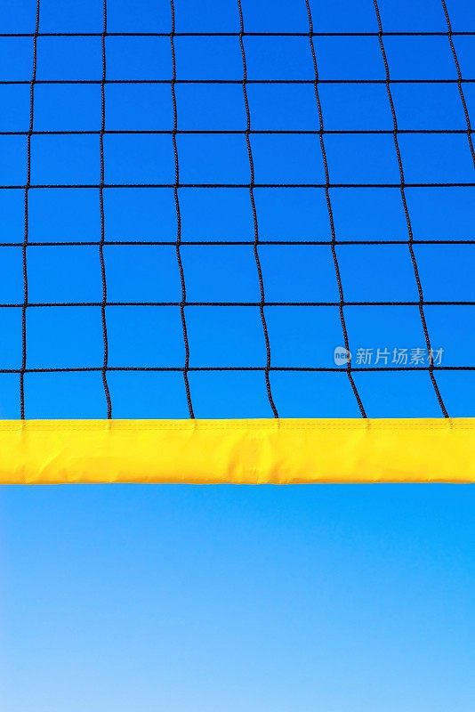 蓝色天空背景下的排球网格