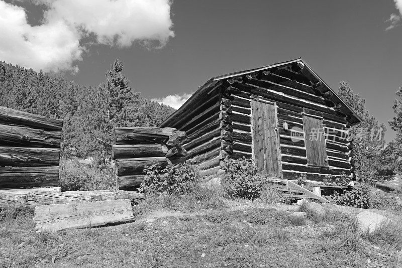 美国西部一个废弃的采矿小镇上的老木屋