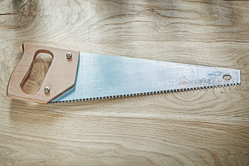 金属锋利钢锯在木板上的构造概念