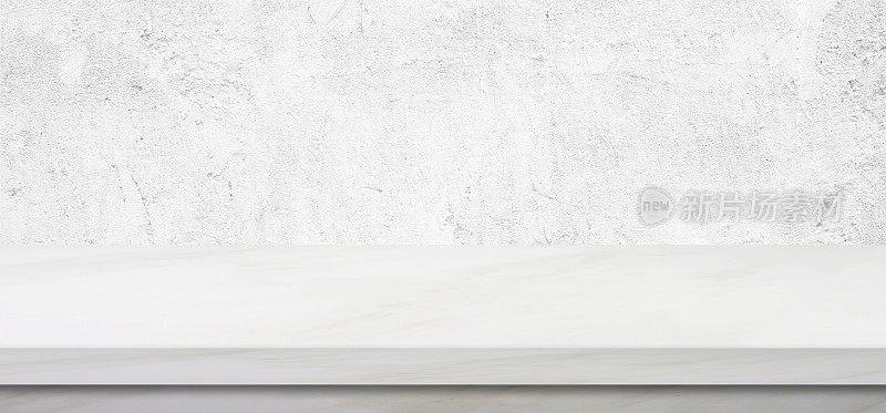 空白的白色大理石桌子上的绿色水泥墙背景，横幅，产品展示蒙太奇