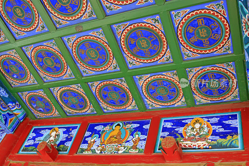2015年2月6日，内蒙古呼和浩特市，大昭寺的天花板和壁画